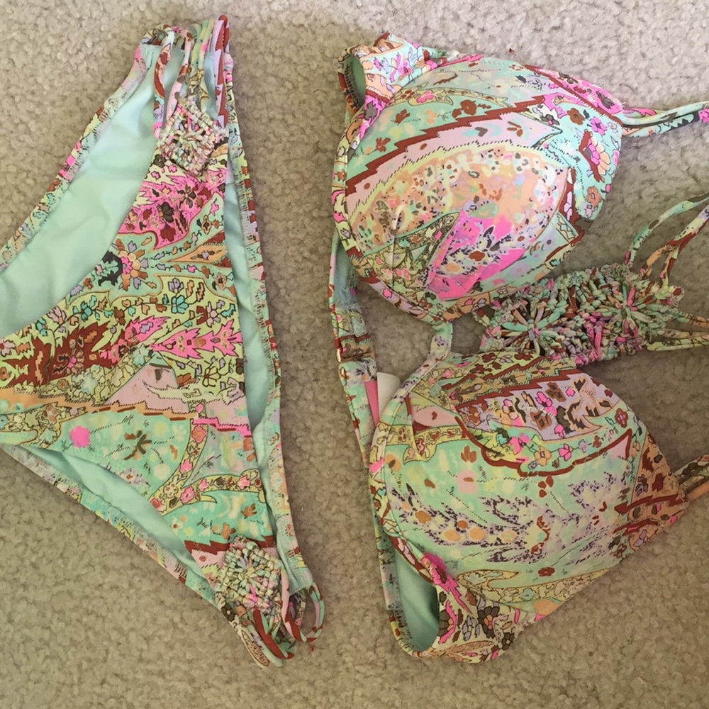 Women’s swim | VS | 34b | Small